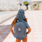 imagen de una niña con la Mochila infantil antiarena Hippos de Monnëka