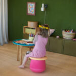 imagen de una niña sentada en el Set Stapelstein Dynamic Small asiento y equilibrio