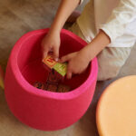 imagen de como se almacenan juguetes en el Set Stapelstein Dynamic Small asiento y equilibrio