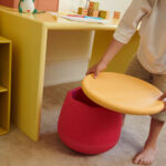 imagen del Set Stapelstein Dynamic Small asiento y equilibrio a modo de asiento en un escritorio