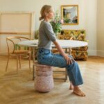 imagen de una mujer sentada en el Stapelstein Set completo de asiento y equilibrio