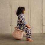 imagen de una niña sentada en el Stapelstein Set completo de asiento y equilibrio