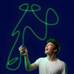Imagen de un chico jugando con Cuerda Voladora ZipString LUMA luminosa