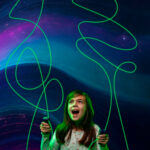 Imagen de una niña jugando con Cuerda Voladora ZipString LUMA luminosa