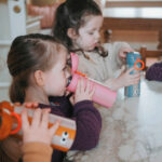 imagen de un grupo de niños con la Botella de acero térmica León Noui Noui