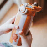 imagen de unas manitas con las Botella de acero térmica Cocodrilo Noui Noui