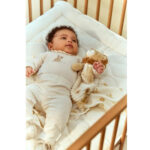 Imagen de niño con Doudou león de peluche y texturas Safari Friends de Little Dutch