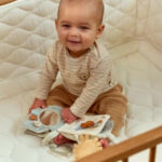 Imagen de niño con Libro de tela blandito actividades Safari Friends Little Dutch