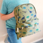 Imagen de un niño con Mochila infantil Dinosaurios A Little Lovely Company
