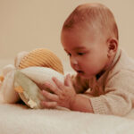 Imagen de niño mirando Pelota Montessori Newborn Naturals de Little Dutch