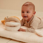 Imagen de niño riendo con Pelota Montessori Newborn Naturals de Little Dutch