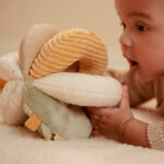 Imagen de cerca de Pelota Montessori Newborn Naturals de Little Dutch