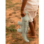 Imagen de niño agarrando Peluche cocodrilo Safari Friends de Little Dutch
