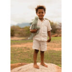 Imagen de niño con Peluche cocodrilo Safari Friends de Little Dutch