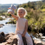 Imagen de niña jugando con Peluche elefante 17 cm Safari Friends de Little Dutch
