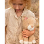 Imagen de niña agarrando a Peluche leona Safari Friends de Little Dutch