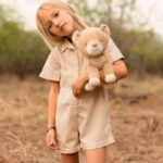 Imagen de niña con Peluche leona Safari Friends de Little Dutch