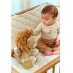 Imagen de niña jugando con Peluche león de actividades Safari Friends de Little Dutch