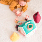 imagen de una niña jugando con las Casitas de los tres Cerditos y el Lobo de Lilliputiens