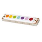 Armónica blanca con círculos de colores